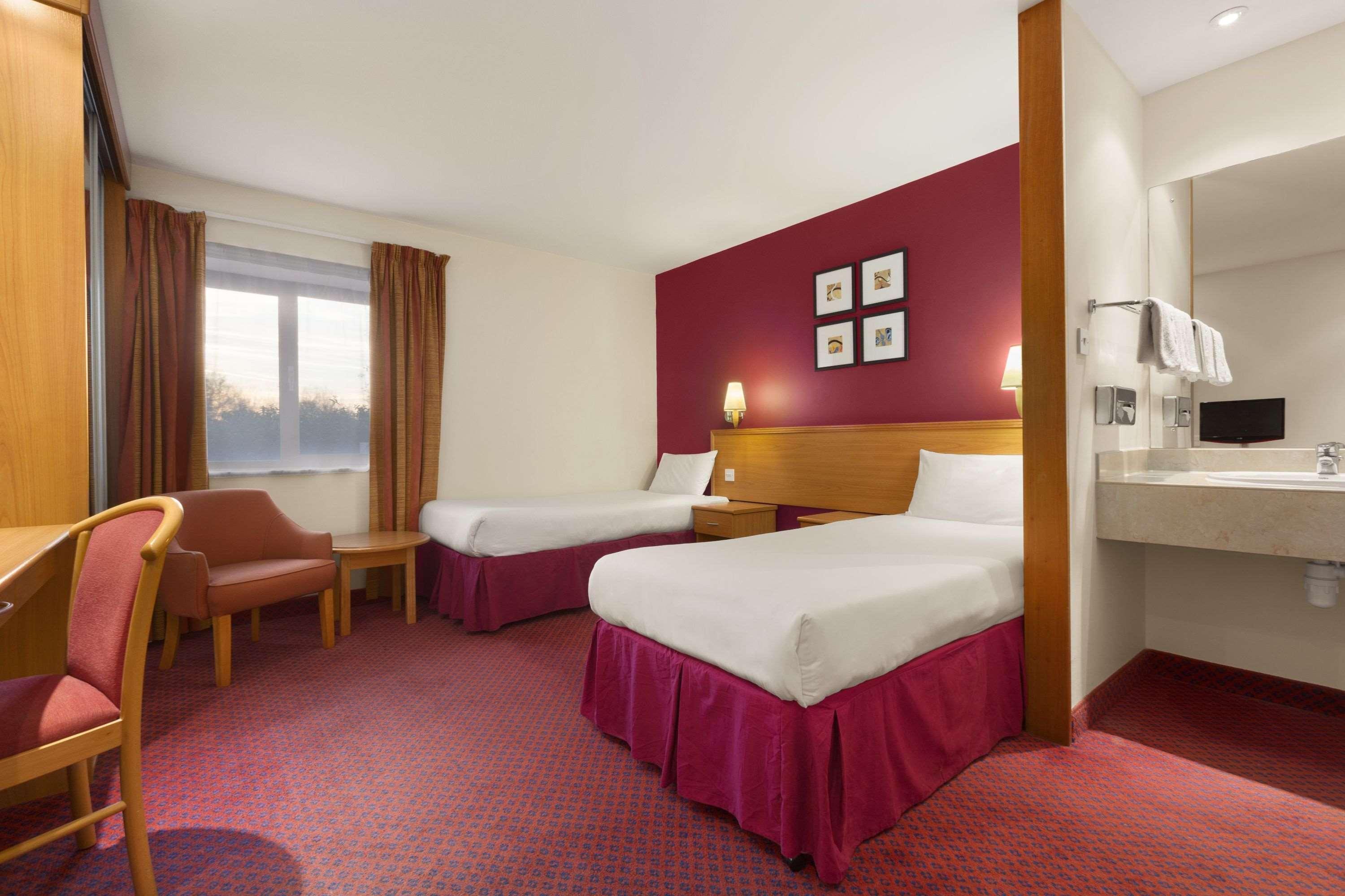 Days Inn Stevenage North Бэлдок Экстерьер фото